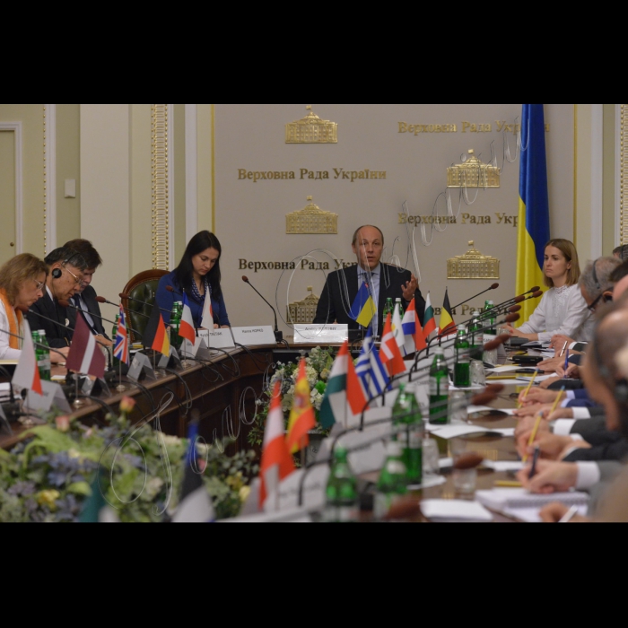 03 червня 2016. Зустріч Голови Верховної Ради України Андрія Парубія з послами держав ЄС і країн «Великої сімки» акредитованими в Україні.
Голова Комітету Верховної Ради України у закордонних справах Ганна Гопко, Голова Верховної Ради України Андрій Парубій, керівник Секретаріату Голови Верховної Ради України Тетяна Подольська 