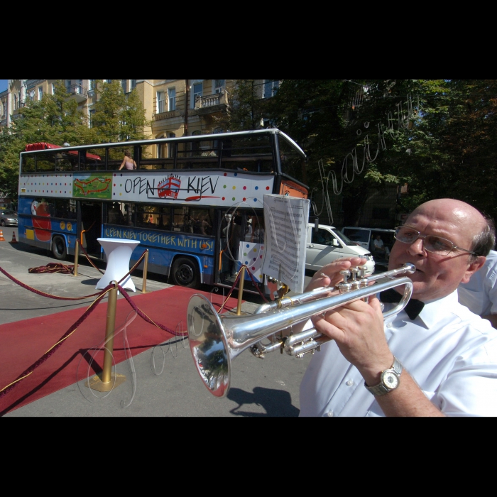 15 липня 2010 у Києві, в Золотоворотському сквері, поряд із пам'ятником Ярославу Мудрому, відбулося відкриття унікального для України туристичного  маршруту на двоповерхових автобусах-кабріолетах. Компанія Open Kiev і Культурно-освітній центр «Майстер Клас» відкривають принципово новий для України формат оглядової екскурсії: двоповерхові автобуси-кабріолети курсують найяскравішими місцями столиці. Квиток цілого дня дає  змогу  виходити на зупинках маршруту і продовжувати екскурсію на наступному автобусі Open Kiev. Екскурсії проходять  російською та англійською мовами. Є можливість для інвалідів брати участь в екскурсії.