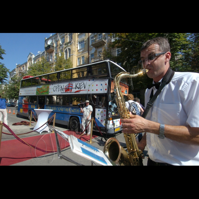 15 липня 2010 у Києві, в Золотоворотському сквері, поряд із пам'ятником Ярославу Мудрому, відбулося відкриття унікального для України туристичного  маршруту на двоповерхових автобусах-кабріолетах. Компанія Open Kiev і Культурно-освітній центр «Майстер Клас» відкривають принципово новий для України формат оглядової екскурсії: двоповерхові автобуси-кабріолети курсують найяскравішими місцями столиці. Квиток цілого дня дає  змогу  виходити на зупинках маршруту і продовжувати екскурсію на наступному автобусі Open Kiev. Екскурсії проходять  російською та англійською мовами. Є можливість для інвалідів брати участь в екскурсії.