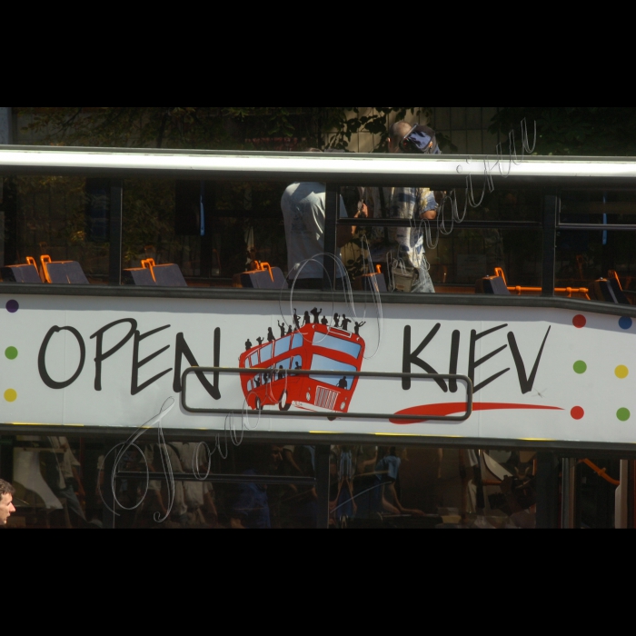 15 липня 2010 у Києві, в Золотоворотському сквері, поряд із пам'ятником Ярославу Мудрому, відбулося відкриття унікального для України туристичного  маршруту на двоповерхових автобусах-кабріолетах. Компанія Open Kiev і Культурно-освітній центр «Майстер Клас» відкривають принципово новий для України формат оглядової екскурсії: двоповерхові автобуси-кабріолети курсують найяскравішими місцями столиці. Квиток цілого дня дає  змогу  виходити на зупинках маршруту і продовжувати екскурсію на наступному автобусі Open Kiev. Екскурсії проходять  російською та англійською мовами. Є можливість для інвалідів брати участь в екскурсії.