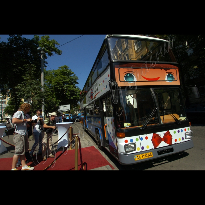 15 липня 2010 у Києві, в Золотоворотському сквері, поряд із пам'ятником Ярославу Мудрому, відбулося відкриття унікального для України туристичного  маршруту на двоповерхових автобусах-кабріолетах. Компанія Open Kiev і Культурно-освітній центр «Майстер Клас» відкривають принципово новий для України формат оглядової екскурсії: двоповерхові автобуси-кабріолети курсують найяскравішими місцями столиці. Квиток цілого дня дає  змогу  виходити на зупинках маршруту і продовжувати екскурсію на наступному автобусі Open Kiev. Екскурсії проходять  російською та англійською мовами. Є можливість для інвалідів брати участь в екскурсії.
