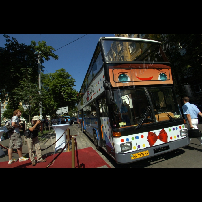 15 липня 2010 у Києві, в Золотоворотському сквері, поряд із пам'ятником Ярославу Мудрому, відбулося відкриття унікального для України туристичного  маршруту на двоповерхових автобусах-кабріолетах. Компанія Open Kiev і Культурно-освітній центр «Майстер Клас» відкривають принципово новий для України формат оглядової екскурсії: двоповерхові автобуси-кабріолети курсують найяскравішими місцями столиці. Квиток цілого дня дає  змогу  виходити на зупинках маршруту і продовжувати екскурсію на наступному автобусі Open Kiev. Екскурсії проходять  російською та англійською мовами. Є можливість для інвалідів брати участь в екскурсії.
