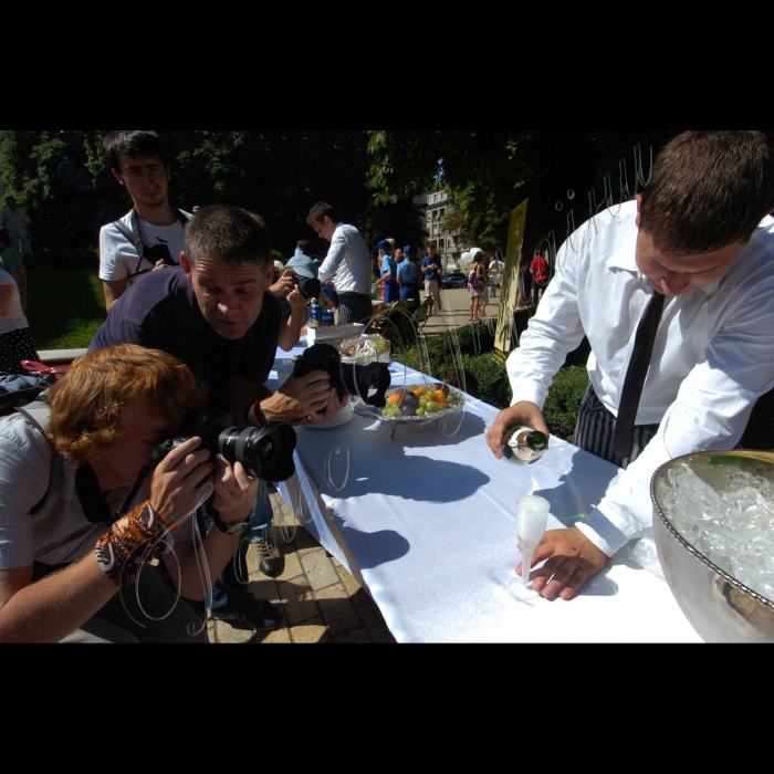 15 липня 2010 у Києві, в Золотоворотському сквері, поряд із пам'ятником Ярославу Мудрому, відбулося відкриття унікального для України туристичного  маршруту на двоповерхових автобусах-кабріолетах. Компанія Open Kiev і Культурно-освітній центр «Майстер Клас» відкривають принципово новий для України формат оглядової екскурсії: двоповерхові автобуси-кабріолети курсують найяскравішими місцями столиці. Квиток цілого дня дає  змогу  виходити на зупинках маршруту і продовжувати екскурсію на наступному автобусі Open Kiev. Екскурсії проходять  російською та англійською мовами. Є можливість для інвалідів брати участь в екскурсії.