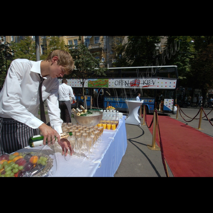 15 липня 2010 у Києві, в Золотоворотському сквері, поряд із пам'ятником Ярославу Мудрому, відбулося відкриття унікального для України туристичного  маршруту на двоповерхових автобусах-кабріолетах. Компанія Open Kiev і Культурно-освітній центр «Майстер Клас» відкривають принципово новий для України формат оглядової екскурсії: двоповерхові автобуси-кабріолети курсують найяскравішими місцями столиці. Квиток цілого дня дає  змогу  виходити на зупинках маршруту і продовжувати екскурсію на наступному автобусі Open Kiev. Екскурсії проходять  російською та англійською мовами. Є можливість для інвалідів брати участь в екскурсії.