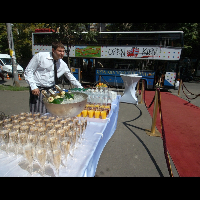 15 липня 2010 у Києві, в Золотоворотському сквері, поряд із пам'ятником Ярославу Мудрому, відбулося відкриття унікального для України туристичного  маршруту на двоповерхових автобусах-кабріолетах. Компанія Open Kiev і Культурно-освітній центр «Майстер Клас» відкривають принципово новий для України формат оглядової екскурсії: двоповерхові автобуси-кабріолети курсують найяскравішими місцями столиці. Квиток цілого дня дає  змогу  виходити на зупинках маршруту і продовжувати екскурсію на наступному автобусі Open Kiev. Екскурсії проходять  російською та англійською мовами. Є можливість для інвалідів брати участь в екскурсії.
