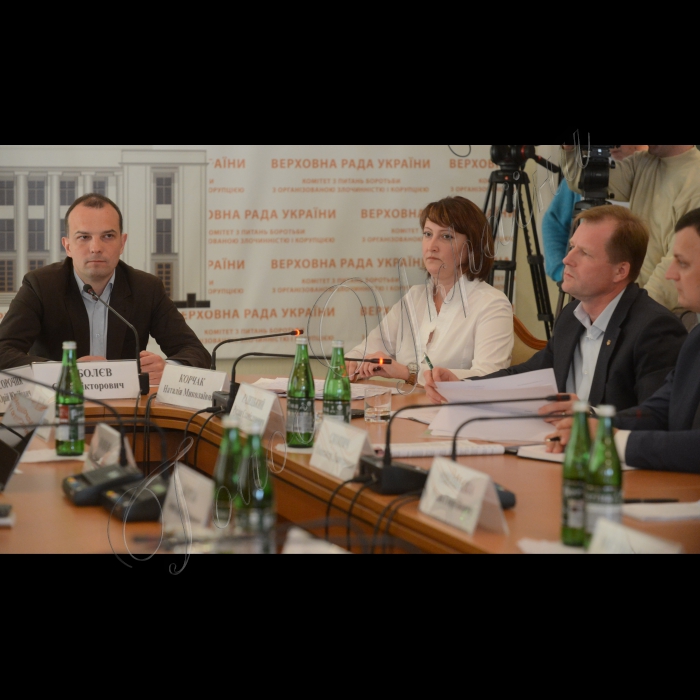 8 червня 2016. Відбулося засідання Комітету ВРУ з питань запобігання і протидії корупції. Порядок денний: Про заслуховування членів Національного агентства з питань запобігання корупції стосовно стану впровадження антикорупційного законодавства щодо: введення системи електронного декларування, як нової системи фінансового контролю державних службовців; затвердження форми звіту політичної партії про майно, доходи, витрати і зобов’язання фінансового характеру. Голова комітету Єгор Соболєв Наталя Корчак Голова Національного агентства з питань запобігання корупції та Руслан Радецький заступник Голови Національного агентства з питань запобігання корупції 