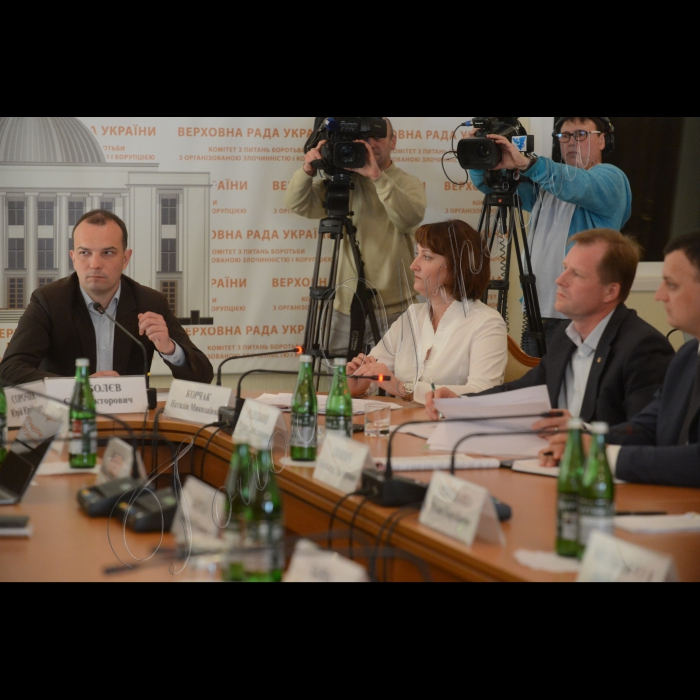 8 червня 2016. Відбулося засідання Комітету ВРУ з питань запобігання і протидії корупції. Порядок денний: Про заслуховування членів Національного агентства з питань запобігання корупції стосовно стану впровадження антикорупційного законодавства щодо: введення системи електронного декларування, як нової системи фінансового контролю державних службовців; затвердження форми звіту політичної партії про майно, доходи, витрати і зобов’язання фінансового характеру. Голова комітету Єгор Соболєв Наталя Корчак Голова Національного агентства з питань запобігання корупції та Руслан Радецький заступник Голови Національного агентства з питань запобігання корупції 