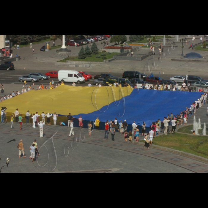 24 липня 2010 до 20-річчя підняття національного прапора Київська міська організація Української народної партії біля пам’ятника незалежності розгорнула найбільший прапор України -- розміром із половину футбольного поля. Прапор виготовлено із 10 синіх та 10 жовтих тканинних смуг довжиною по 45 метрів кожна. Пошила прапор на замовлення творчої молоді донечанка, пенсіонерка Марія Бєляткова (майдан Незалежності).