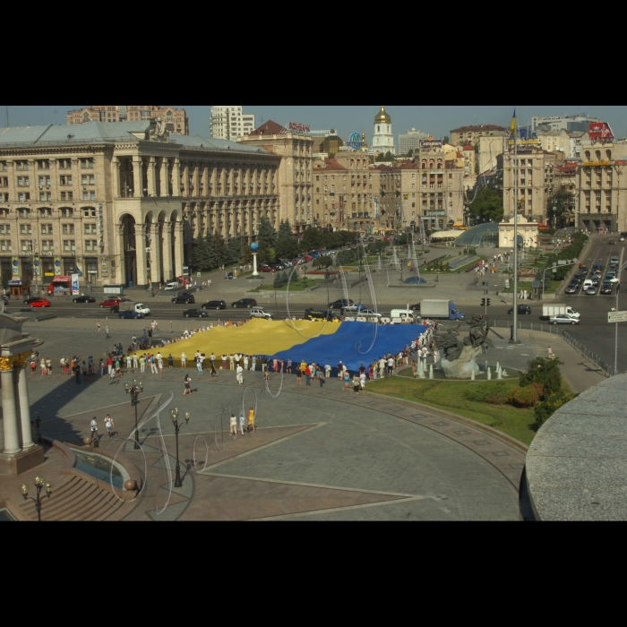 24 липня 2010 до 20-річчя підняття національного прапора Київська міська організація Української народної партії біля пам’ятника незалежності розгорнула найбільший прапор України -- розміром із половину футбольного поля. Прапор виготовлено із 10 синіх та 10 жовтих тканинних смуг довжиною по 45 метрів кожна. Пошила прапор на замовлення творчої молоді донечанка, пенсіонерка Марія Бєляткова (майдан Незалежності).