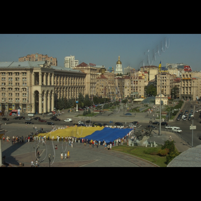 24 липня 2010 до 20-річчя підняття національного прапора Київська міська організація Української народної партії біля пам’ятника незалежності розгорнула найбільший прапор України -- розміром із половину футбольного поля. Прапор виготовлено із 10 синіх та 10 жовтих тканинних смуг довжиною по 45 метрів кожна. Пошила прапор на замовлення творчої молоді донечанка, пенсіонерка Марія Бєляткова (майдан Незалежності).