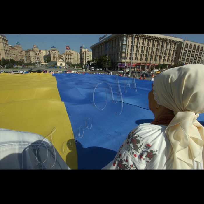 24 липня 2010 до 20-річчя підняття національного прапора Київська міська організація Української народної партії біля пам’ятника незалежності розгорнула найбільший прапор України -- розміром із половину футбольного поля. Прапор виготовлено із 10 синіх та 10 жовтих тканинних смуг довжиною по 45 метрів кожна. Пошила прапор на замовлення творчої молоді донечанка, пенсіонерка Марія Бєляткова (майдан Незалежності).