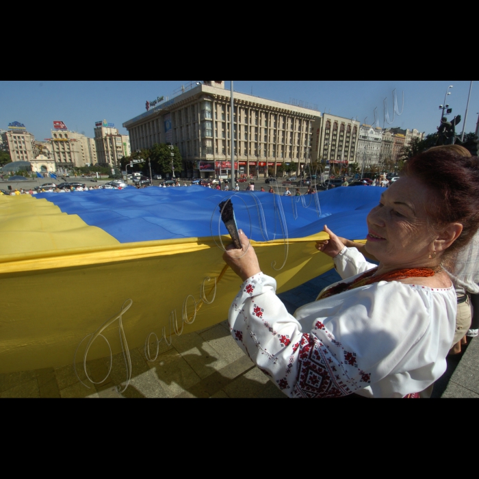 24 липня 2010 до 20-річчя підняття національного прапора Київська міська організація Української народної партії біля пам’ятника незалежності розгорнула найбільший прапор України -- розміром із половину футбольного поля. Прапор виготовлено із 10 синіх та 10 жовтих тканинних смуг довжиною по 45 метрів кожна. Пошила прапор на замовлення творчої молоді донечанка, пенсіонерка Марія Бєляткова (майдан Незалежності).