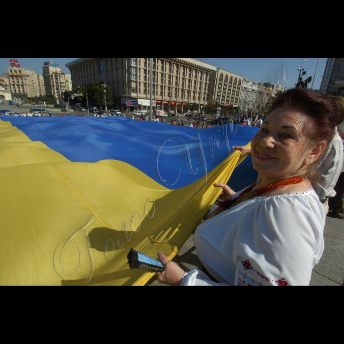 24 липня 2010 до 20-річчя підняття національного прапора Київська міська організація Української народної партії біля пам’ятника незалежності розгорнула найбільший прапор України -- розміром із половину футбольного поля. Прапор виготовлено із 10 синіх та 10 жовтих тканинних смуг довжиною по 45 метрів кожна. Пошила прапор на замовлення творчої молоді донечанка, пенсіонерка Марія Бєляткова (майдан Незалежності).