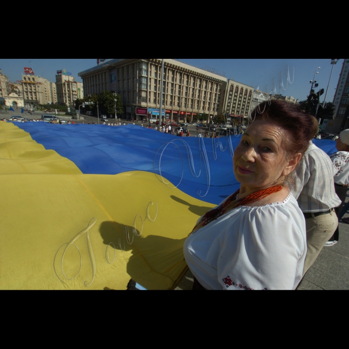 24 липня 2010 до 20-річчя підняття національного прапора Київська міська організація Української народної партії біля пам’ятника незалежності розгорнула найбільший прапор України -- розміром із половину футбольного поля. Прапор виготовлено із 10 синіх та 10 жовтих тканинних смуг довжиною по 45 метрів кожна. Пошила прапор на замовлення творчої молоді донечанка, пенсіонерка Марія Бєляткова (майдан Незалежності).