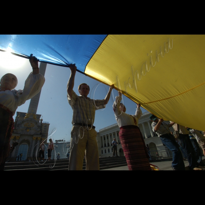 24 липня 2010 до 20-річчя підняття національного прапора Київська міська організація Української народної партії біля пам’ятника незалежності розгорнула найбільший прапор України -- розміром із половину футбольного поля. Прапор виготовлено із 10 синіх та 10 жовтих тканинних смуг довжиною по 45 метрів кожна. Пошила прапор на замовлення творчої молоді донечанка, пенсіонерка Марія Бєляткова (майдан Незалежності).