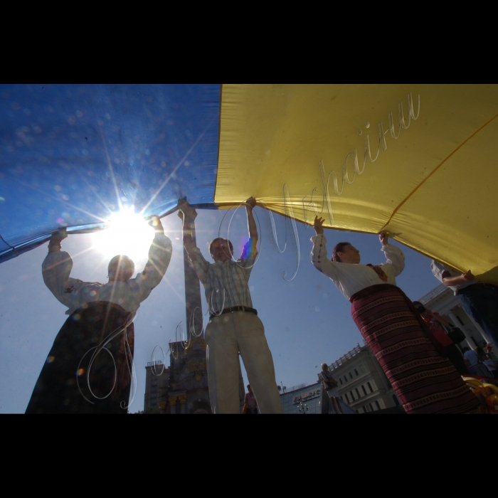 24 липня 2010 до 20-річчя підняття національного прапора Київська міська організація Української народної партії біля пам’ятника незалежності розгорнула найбільший прапор України -- розміром із половину футбольного поля. Прапор виготовлено із 10 синіх та 10 жовтих тканинних смуг довжиною по 45 метрів кожна. Пошила прапор на замовлення творчої молоді донечанка, пенсіонерка Марія Бєляткова (майдан Незалежності).