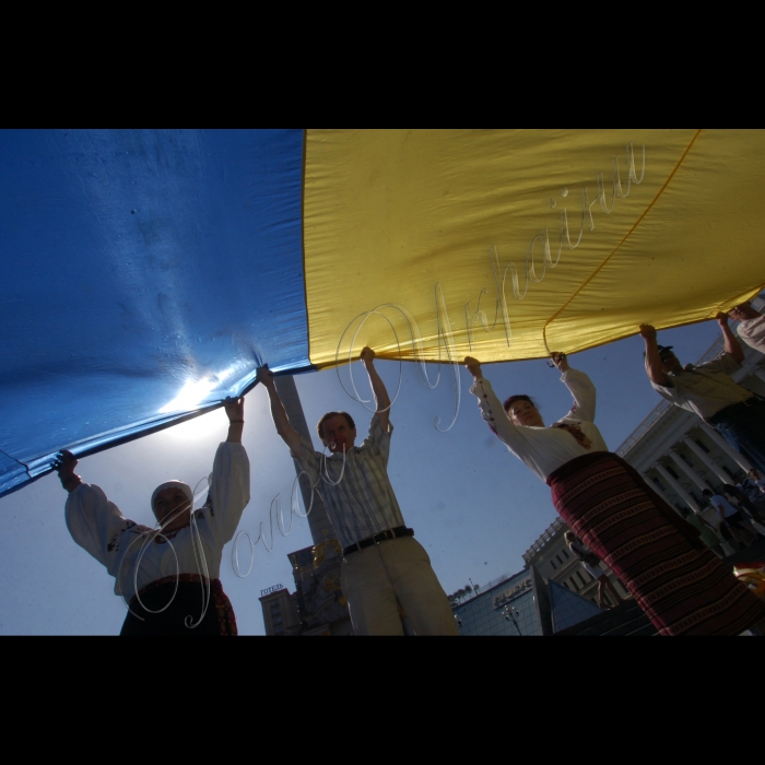 24 липня 2010 до 20-річчя підняття національного прапора Київська міська організація Української народної партії біля пам’ятника незалежності розгорнула найбільший прапор України -- розміром із половину футбольного поля. Прапор виготовлено із 10 синіх та 10 жовтих тканинних смуг довжиною по 45 метрів кожна. Пошила прапор на замовлення творчої молоді донечанка, пенсіонерка Марія Бєляткова (майдан Незалежності).