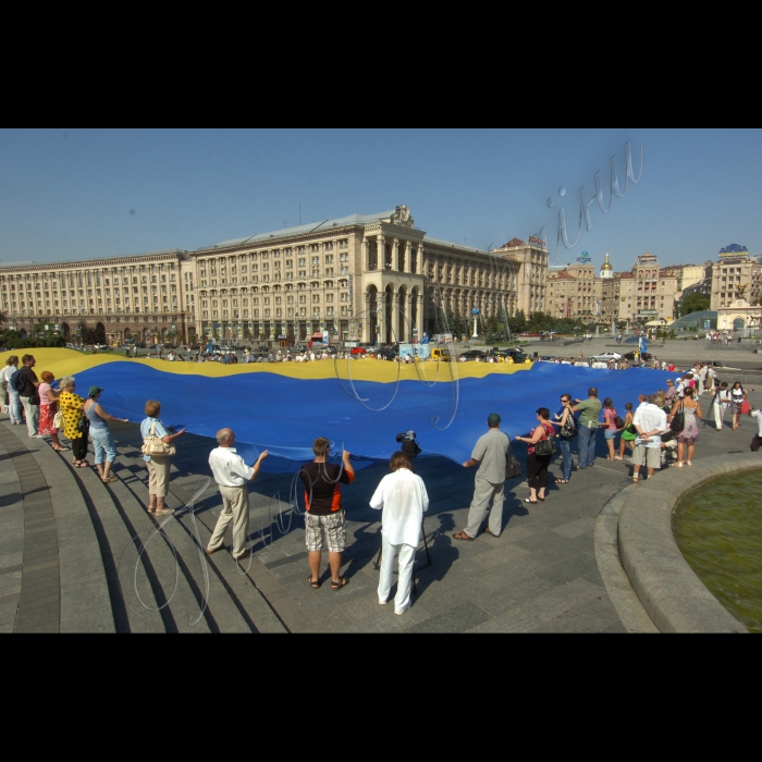 24 липня 2010 до 20-річчя підняття національного прапора Київська міська організація Української народної партії біля пам’ятника незалежності розгорнула найбільший прапор України -- розміром із половину футбольного поля. Прапор виготовлено із 10 синіх та 10 жовтих тканинних смуг довжиною по 45 метрів кожна. Пошила прапор на замовлення творчої молоді донечанка, пенсіонерка Марія Бєляткова (майдан Незалежності).