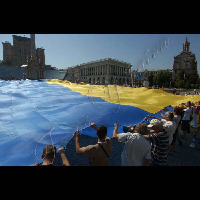 24 липня 2010 до 20-річчя підняття національного прапора Київська міська організація Української народної партії біля пам’ятника незалежності розгорнула найбільший прапор України -- розміром із половину футбольного поля. Прапор виготовлено із 10 синіх та 10 жовтих тканинних смуг довжиною по 45 метрів кожна. Пошила прапор на замовлення творчої молоді донечанка, пенсіонерка Марія Бєляткова (майдан Незалежності).