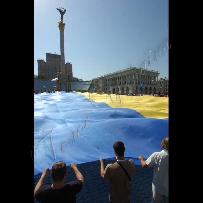 24 липня 2010 до 20-річчя підняття національного прапора Київська міська організація Української народної партії біля пам’ятника незалежності розгорнула найбільший прапор України -- розміром із половину футбольного поля. Прапор виготовлено із 10 синіх та 10 жовтих тканинних смуг довжиною по 45 метрів кожна. Пошила прапор на замовлення творчої молоді донечанка, пенсіонерка Марія Бєляткова (майдан Незалежності).