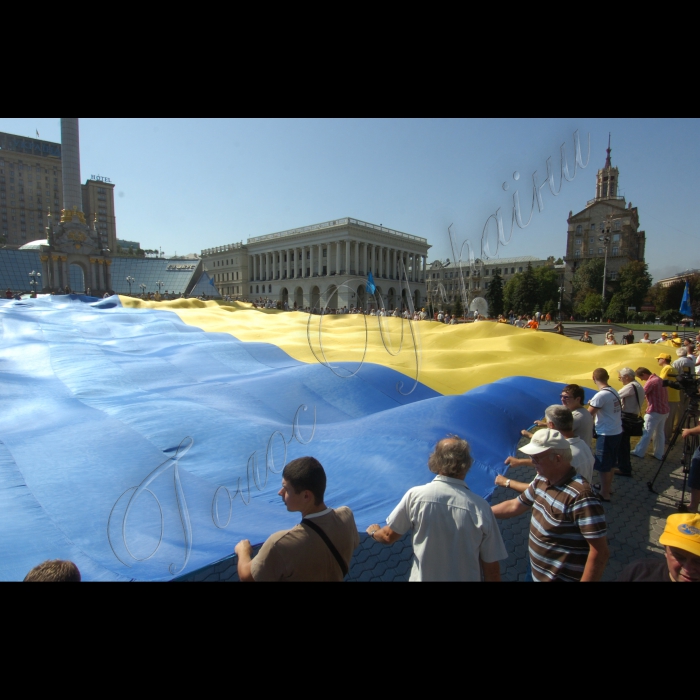 24 липня 2010 до 20-річчя підняття національного прапора Київська міська організація Української народної партії біля пам’ятника незалежності розгорнула найбільший прапор України -- розміром із половину футбольного поля. Прапор виготовлено із 10 синіх та 10 жовтих тканинних смуг довжиною по 45 метрів кожна. Пошила прапор на замовлення творчої молоді донечанка, пенсіонерка Марія Бєляткова (майдан Незалежності).