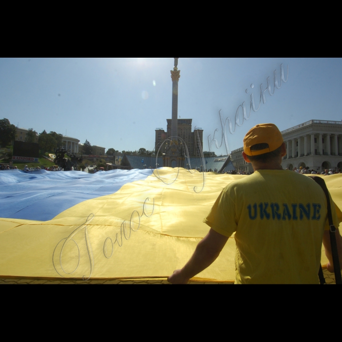 24 липня 2010 до 20-річчя підняття національного прапора Київська міська організація Української народної партії біля пам’ятника незалежності розгорнула найбільший прапор України -- розміром із половину футбольного поля. Прапор виготовлено із 10 синіх та 10 жовтих тканинних смуг довжиною по 45 метрів кожна. Пошила прапор на замовлення творчої молоді донечанка, пенсіонерка Марія Бєляткова (майдан Незалежності).