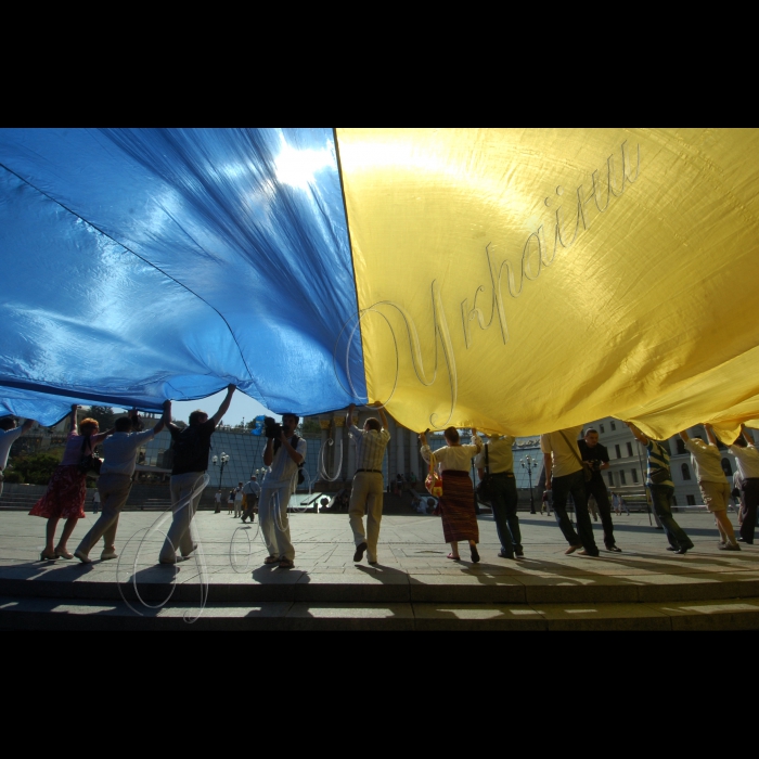 24 липня 2010 до 20-річчя підняття національного прапора Київська міська організація Української народної партії біля пам’ятника незалежності розгорнула найбільший прапор України -- розміром із половину футбольного поля. Прапор виготовлено із 10 синіх та 10 жовтих тканинних смуг довжиною по 45 метрів кожна. Пошила прапор на замовлення творчої молоді донечанка, пенсіонерка Марія Бєляткова (майдан Незалежності).