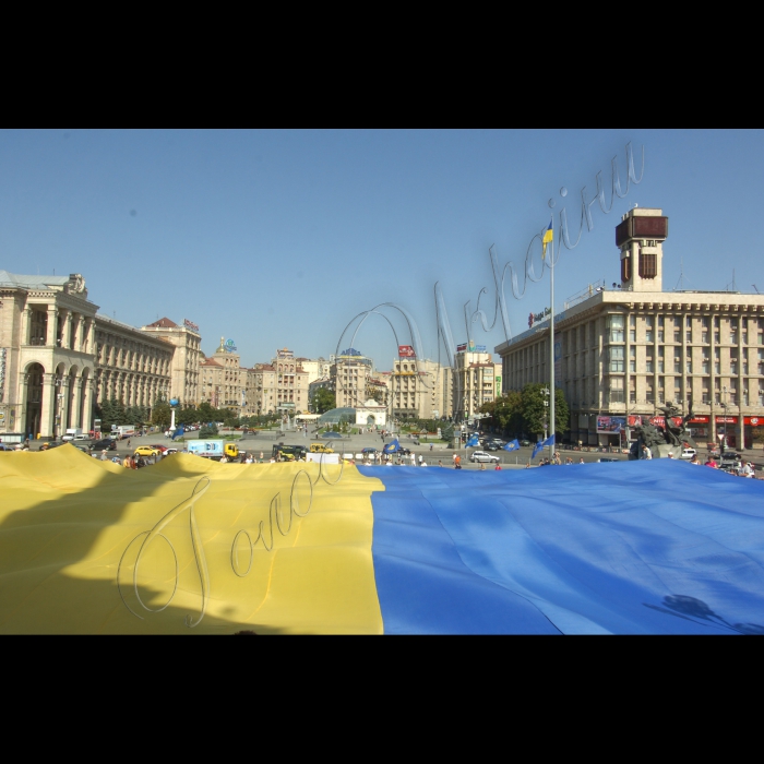 24 липня 2010 до 20-річчя підняття національного прапора Київська міська організація Української народної партії біля пам’ятника незалежності розгорнула найбільший прапор України -- розміром із половину футбольного поля. Прапор виготовлено із 10 синіх та 10 жовтих тканинних смуг довжиною по 45 метрів кожна. Пошила прапор на замовлення творчої молоді донечанка, пенсіонерка Марія Бєляткова (майдан Незалежності).