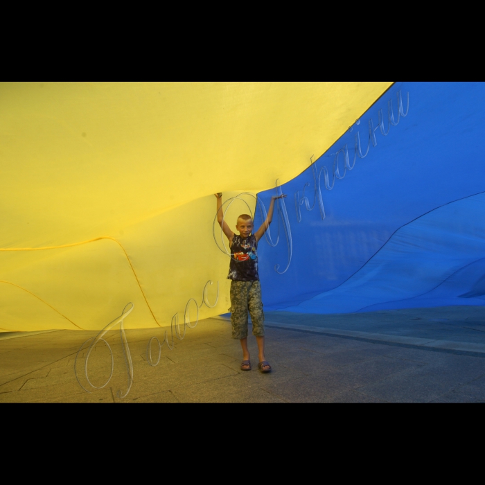 24 липня 2010 до 20-річчя підняття національного прапора Київська міська організація Української народної партії біля пам’ятника незалежності розгорнула найбільший прапор України -- розміром із половину футбольного поля. Прапор виготовлено із 10 синіх та 10 жовтих тканинних смуг довжиною по 45 метрів кожна. Пошила прапор на замовлення творчої молоді донечанка, пенсіонерка Марія Бєляткова (майдан Незалежності).