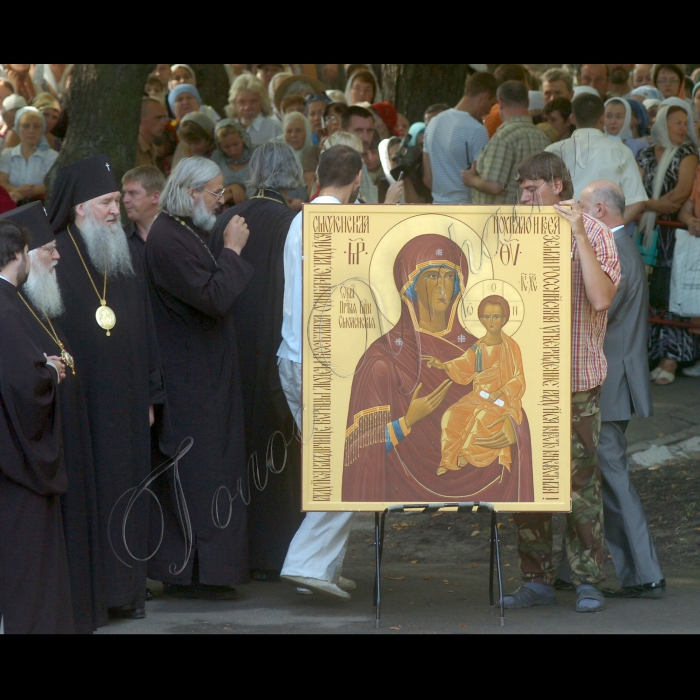 27 липня 2010 Київ. Урочистий молебень на Володимирській гірці з нагоди візиту в Україну Святішого Патріарха Московського і всієї Русі Кирила.