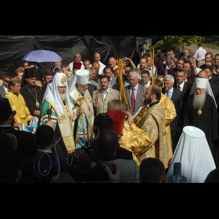 27 липня 2010 Київ. Урочистий молебень на Володимирській гірці з нагоди візиту в Україну Святішого Патріарха Московського і всієї Русі Кирила.