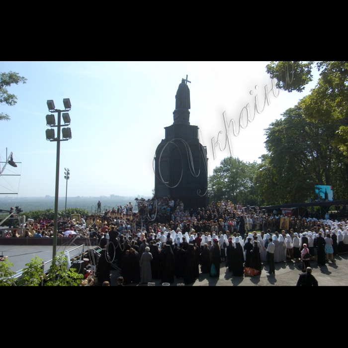 27 липня 2010 Київ. Урочистий молебень на Володимирській гірці з нагоди візиту в Україну Святішого Патріарха Московського і всієї Русі Кирила.