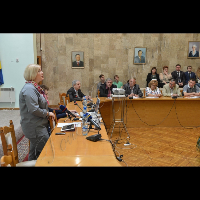 9 червня 2016. Зустріч Першого заступника Голови Верховної Ради Ірини Геращенко з представниками місцевої влади у  Інституті підвищення кваліфікації керівних кадрів, Національної академії державного управління при Президентові України.