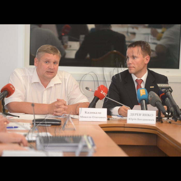Спільне засідання  Підкомітету з питань контролю за дотриманням законодавства у сфері запобігання і протидії корупції органами державної влади та місцевого самоврядування Комітету з питань запобігання і протидії корупції та Підкомітету з питань авіаційного транспорту Комітету з питань транспорту щодо монопольного становища окремих суб’єктів авіаційного ринку, порушення антимонопольного законодавства в авіаційній галузі.
Народні депутати України Микола Кадикало, Юрій Дерев'янко