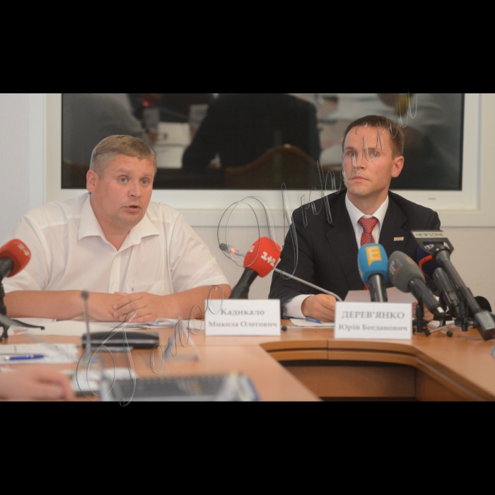 Спільне засідання  Підкомітету з питань контролю за дотриманням законодавства у сфері запобігання і протидії корупції органами державної влади та місцевого самоврядування Комітету з питань запобігання і протидії корупції та Підкомітету з питань авіаційного транспорту Комітету з питань транспорту щодо монопольного становища окремих суб’єктів авіаційного ринку, порушення антимонопольного законодавства в авіаційній галузі.
Народні депутати України Микола Кадикало, Юрій Дерев'янко