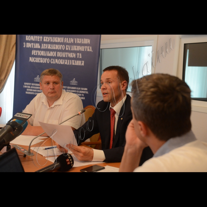 Спільне засідання  Підкомітету з питань контролю за дотриманням законодавства у сфері запобігання і протидії корупції органами державної влади та місцевого самоврядування Комітету з питань запобігання і протидії корупції та Підкомітету з питань авіаційного транспорту Комітету з питань транспорту щодо монопольного становища окремих суб’єктів авіаційного ринку, порушення антимонопольного законодавства в авіаційній галузі.
Народні депутати України Микола Кадикало, Юрій Дерев'янко