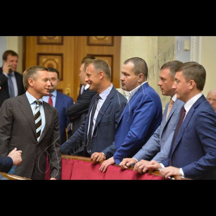 14 червня 2016 пленарне засідання Верховної Ради України. Володимир Бандуров - Відродження, - зліва. Палатний