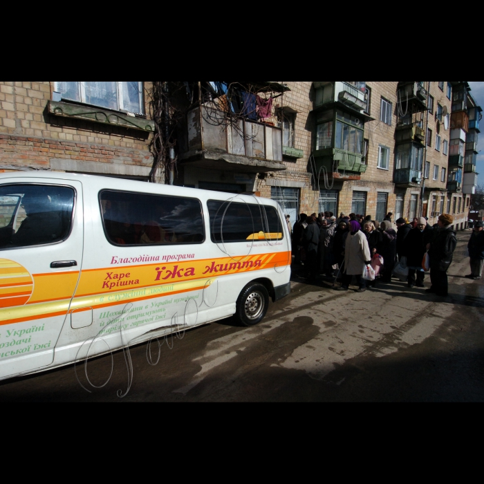 2 березня 2010 Київ, Виноградар. Благодійний обід, організований кришнаїтами в рамках благодійної програми «Харе Крішна. Їжа життя».