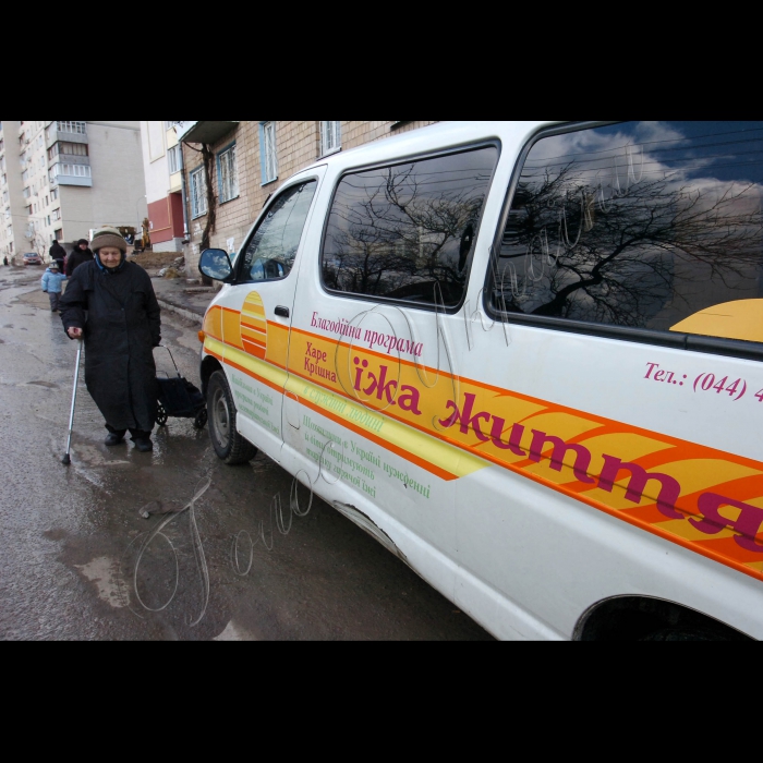 2 березня 2010 Київ, Виноградар. Благодійний обід, організований кришнаїтами в рамках благодійної програми «Харе Крішна. Їжа життя».