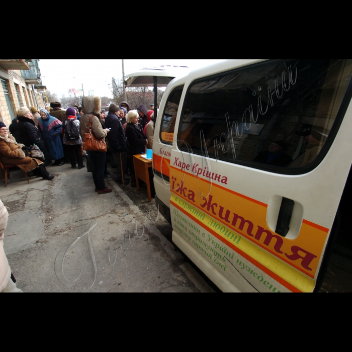 2 березня 2010 Київ, Виноградар. Благодійний обід, організований кришнаїтами в рамках благодійної програми «Харе Крішна. Їжа життя».