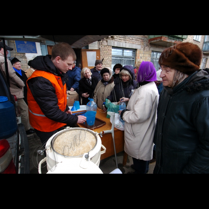 2 березня 2010 Київ, Виноградар. Благодійний обід, організований кришнаїтами в рамках благодійної програми «Харе Крішна. Їжа життя».