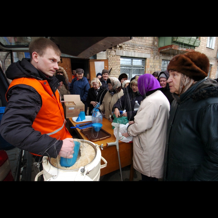 2 березня 2010 Київ, Виноградар. Благодійний обід, організований кришнаїтами в рамках благодійної програми «Харе Крішна. Їжа життя».