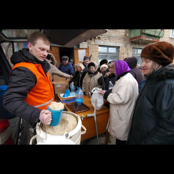 2 березня 2010 Київ, Виноградар. Благодійний обід, організований кришнаїтами в рамках благодійної програми «Харе Крішна. Їжа життя».