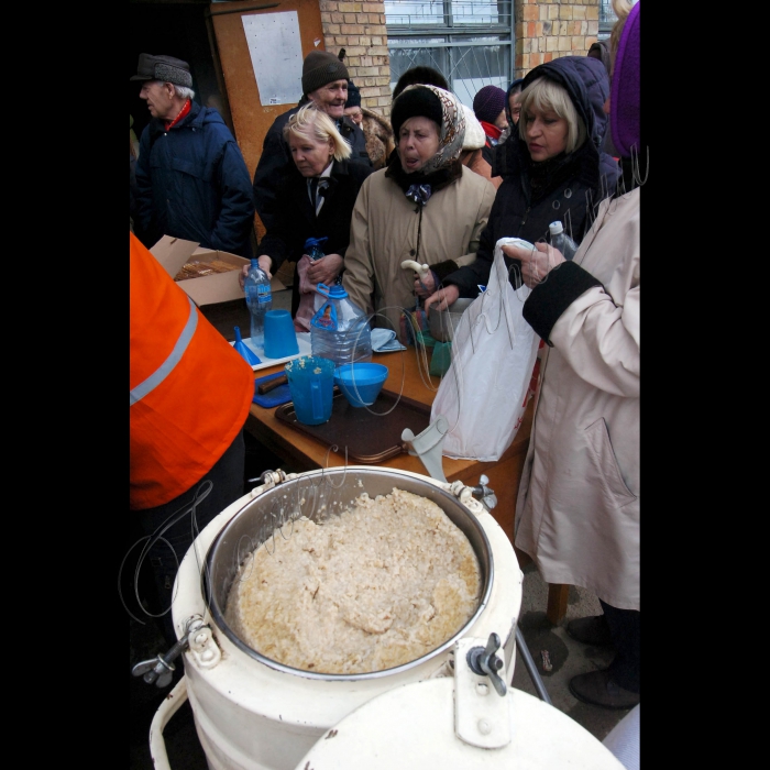 2 березня 2010 Київ, Виноградар. Благодійний обід, організований кришнаїтами в рамках благодійної програми «Харе Крішна. Їжа життя».