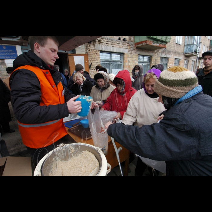 2 березня 2010 Київ, Виноградар. Благодійний обід, організований кришнаїтами в рамках благодійної програми «Харе Крішна. Їжа життя».