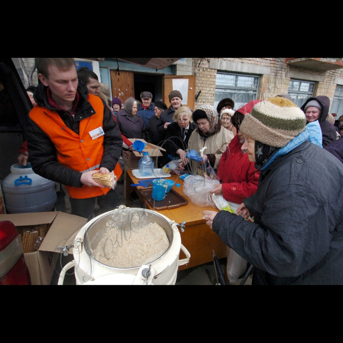 2 березня 2010 Київ, Виноградар. Благодійний обід, організований кришнаїтами в рамках благодійної програми «Харе Крішна. Їжа життя».