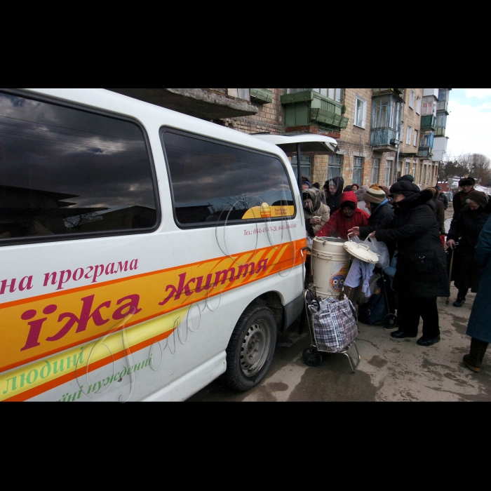 2 березня 2010 Київ, Виноградар. Благодійний обід, організований кришнаїтами в рамках благодійної програми «Харе Крішна. Їжа життя».
