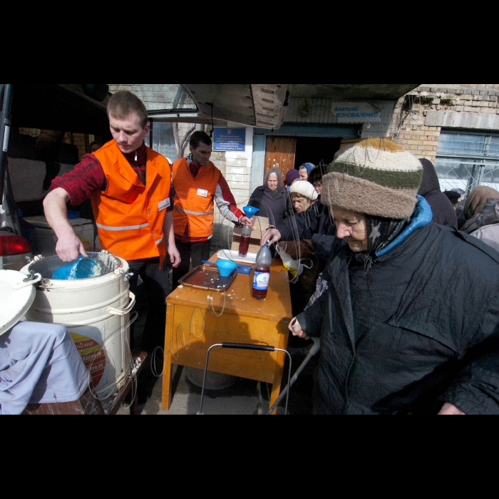 2 березня 2010 Київ, Виноградар. Благодійний обід, організований кришнаїтами в рамках благодійної програми «Харе Крішна. Їжа життя».