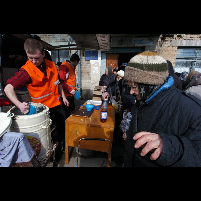 2 березня 2010 Київ, Виноградар. Благодійний обід, організований кришнаїтами в рамках благодійної програми «Харе Крішна. Їжа життя».