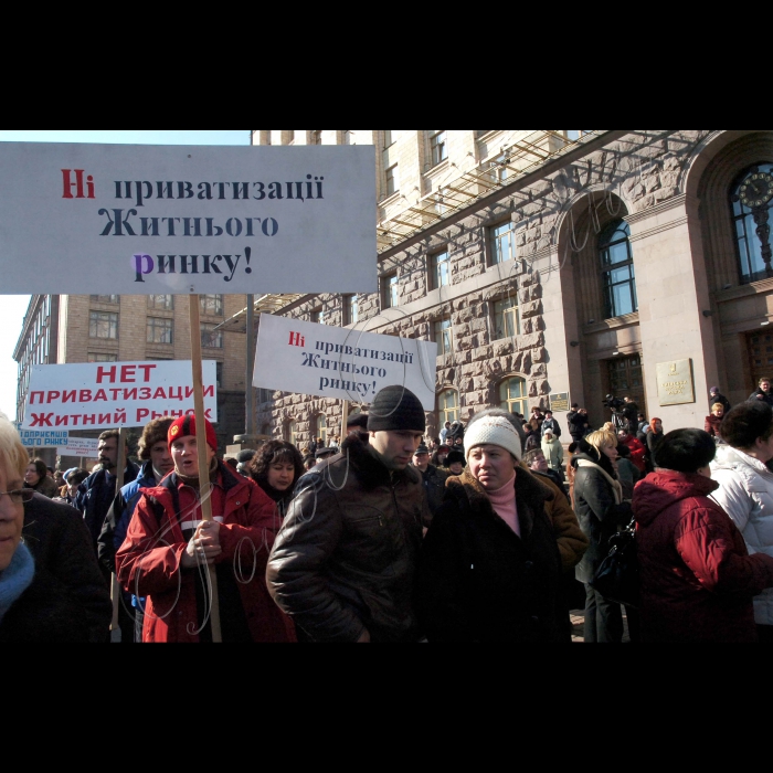 2 березня 2010 пікети біля КМДА з вимогами ухвалити рішення про скасування приватизації комунального майна (щодо Володимирського та Житнього ринків).